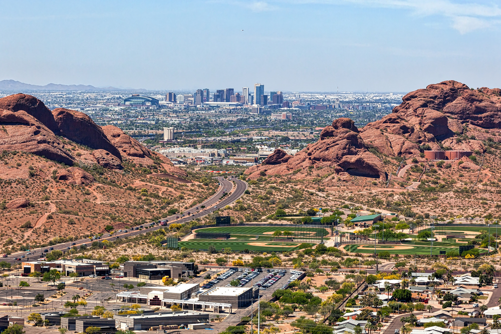 Comparing the 2024 Residential Real Estate Markets: Paradise Valley/Scottsdale, Arizona vs. Southern California
